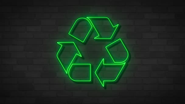 Glanzende Neon Recycle Teken Tegen Bakstenen Muur Een Animated Environmental — Stockvideo