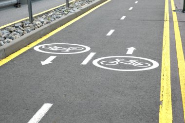 Bisiklet şeridi sembolü bisiklet yolunu gösteriyordu. Bisiklet işareti. Kapat..