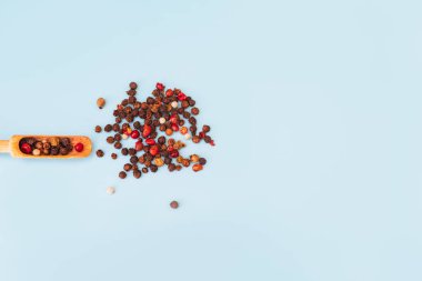 Mavi arkaplanda siyah biber taneleri