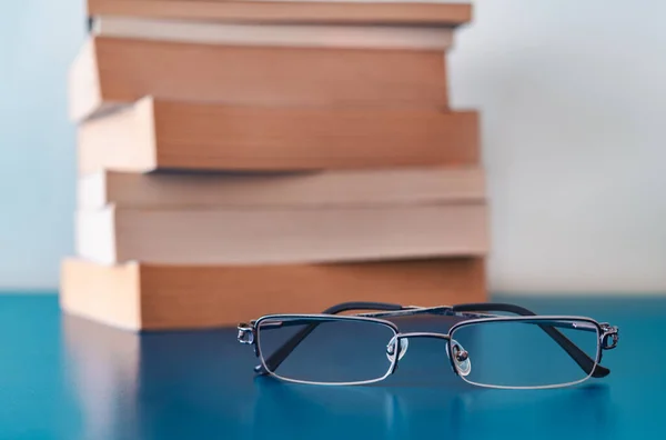 Okuma gözlüklü kitap. Eğitimsel kavramlar ve bilgi