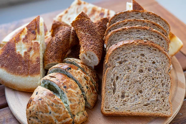 Arkaplan olarak dilimlenmiş ekmek ve farklı türde taze ekmek.