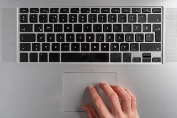 Mulher Usando Tocando Laptop Touchpad Com Tela Desktop Branco — Fotografia de Stock