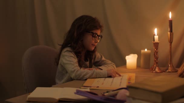 Ένα Μικρό Κορίτσι Γυαλιά Μελετά Γράμματα Του Αλφαβήτου Υπό Φως — Αρχείο Βίντεο