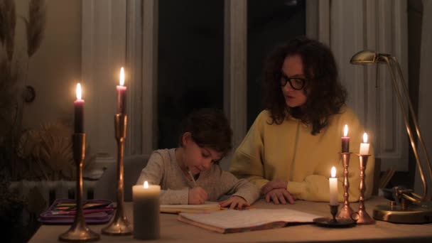 Matka Dcera Dělat Domácí Úkoly Při Svíčkách Domě Bez Elektřiny — Stock video