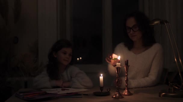 Máma Tmě Svíčky Tmavé Místnosti Kvůli Výpadku Proudu Takže Její — Stock video