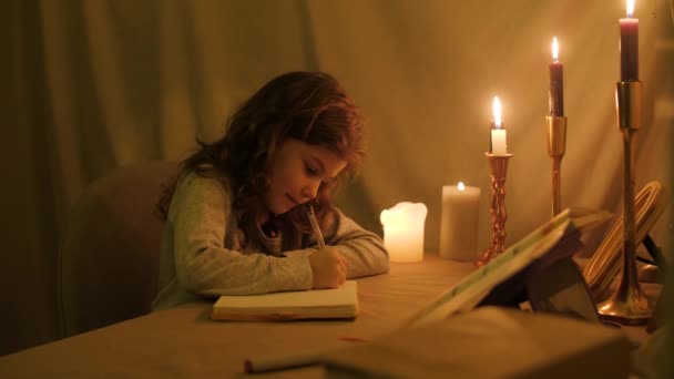 Κορίτσι Γράφει Ένα Σημειωματάριο Και Μετά Σκέψη Και Όνειρα Σταματάει — Αρχείο Βίντεο