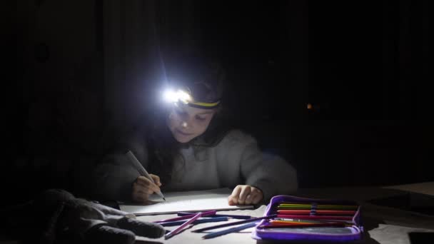 Een Meisje Een Appartement Zonder Elektriciteit Met Een Zaklamp Haar — Stockvideo