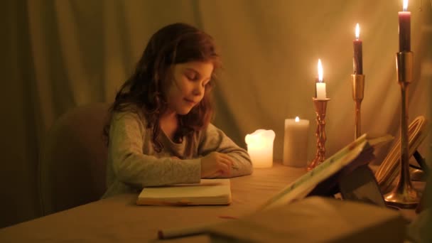 Dívka Světle Svíček Píše Zápisníku Potom Vzdychne Zamyšleně Vzhlédne — Stock video