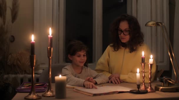 Matka Pomaga Jej Córka Odrabiać Lekcje Mieszkaniu Bez Elektryczności Przy — Wideo stockowe
