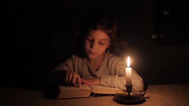 Egy Lány Gyertyafénynél Olvas Egy Könyvet Aztán Elfújja Gyertyákat Sötétségbe — Stock videók