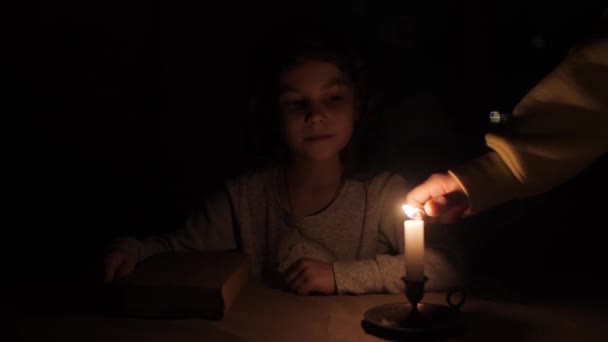 Egy Lány Gyertyát Gyújt Hogy Gyerek Elolvashassa Könyvet — Stock videók