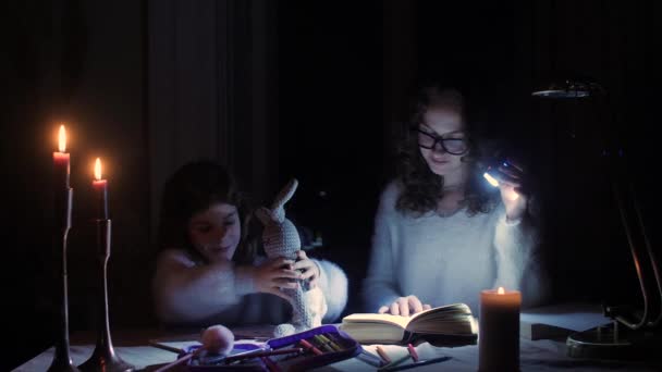 Moeder Dochter Zitten Een Appartement Zonder Elektriciteit Een Kind Tekent — Stockvideo