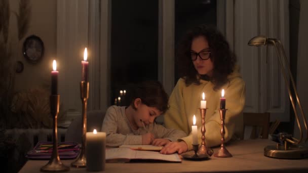 Göndör Hajú Anya Segít Lányának Megcsinálni Házi Feladatát Egy Sötét — Stock videók