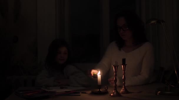Μαμά Στο Σκοτάδι Ανάβει Κεριά Ένα Σκοτεινό Δωμάτιο Λόγω Διακοπής — Αρχείο Βίντεο