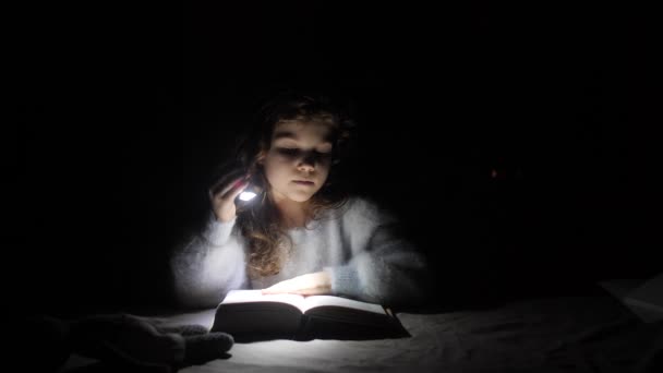 Девушка Читает Книгу Освещающую Себя Фонариком Темной Комнате Света — стоковое видео