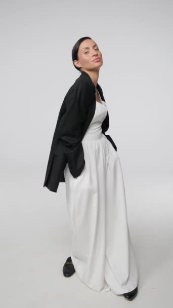 Une Fille Costume Blanc Veste Noire Posant Sur Fond Cyclorama — Video