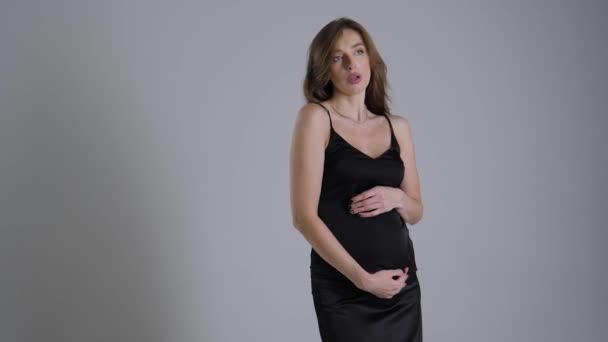 Молодая Беременная Женщина Студии Позирует Черном Платье — стоковое видео