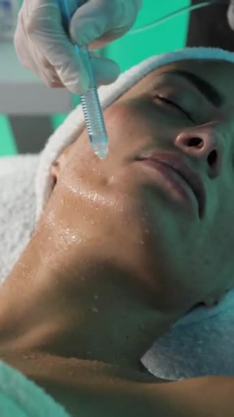 Врач Косметолог Проводит Ненужную Мезотерапию Молодой Женщине — стоковое видео