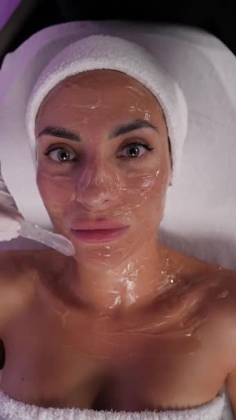 Cosmetólogo Aplica Gel Enfriamiento Una Cara Mujer Joven Para Procedimiento — Vídeo de stock