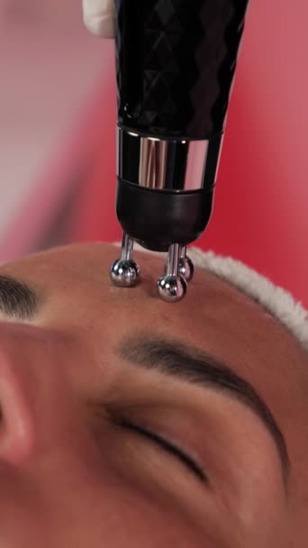 Läkare Kosmetolog Utför Meningslös Mesoterapi Ung Kvinna — Stockvideo