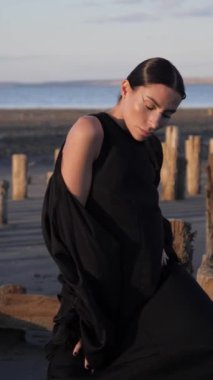 Siyah resimli bir kızın etrafındaki dairesel manzara, haliçlerin arka planına karşı.