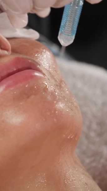 Kosmetologen Behandlar Huden Med Högtrycksvatten — Stockvideo