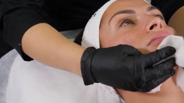 Cosmetólogo Limpia Una Cara Modelo Con Almohadillas Algodón Para Preparar — Vídeos de Stock