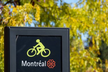 Montreal, CA - 10 Ekim 2022: Montreal şehir logosu ve bisiklet ikonu Rachel caddesindeki bir tabelada