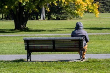 Montreal, Kanada - 10 Ekim 2022: Maisonneuve parkında bankta oturan adam