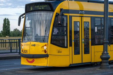 Budapeşte, Macaristan - 1 Eylül 2022: Margaret Köprüsü üzerinde sarı bir tramvay