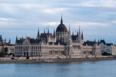 Budapeşte, Macaristan - 1 Eylül 2022: Tuna Nehri kıyısındaki Macar Parlamentosu Binası