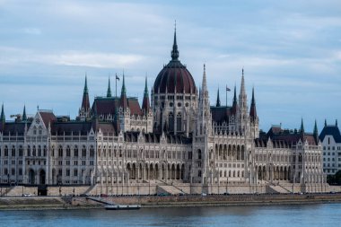Budapeşte, Macaristan - 1 Eylül 2022: Tuna Nehri kıyısındaki Macar Parlamentosu Binası