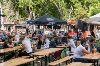 Budapeşte, Macaristan - 1 Eylül 2022: Budapeşte şehir merkezindeki Szabadsag Meydanı 'nda bira festivali
