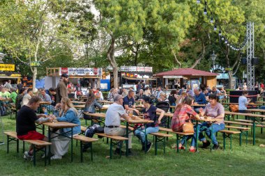 Budapeşte, Macaristan - 1 Eylül 2022: Budapeşte şehir merkezinde bira festivali