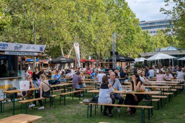 Budapeşte, Macaristan - 1 Eylül 2022: Budapeşte şehir merkezinde bira festivali