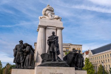 Budapeşte, Macaristan - 1 Eylül 2022: Istvan Tisza anıtı Budapeşte Parlamento binası önünde