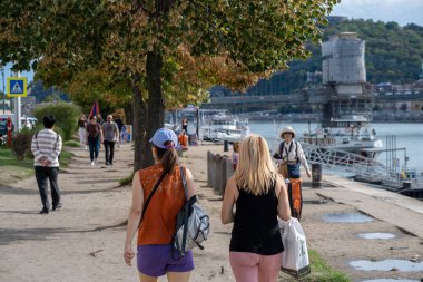 Budapeşte, Macaristan - 1 Eylül 2022: Tuna Nehri boyunca yürüyen insanlar