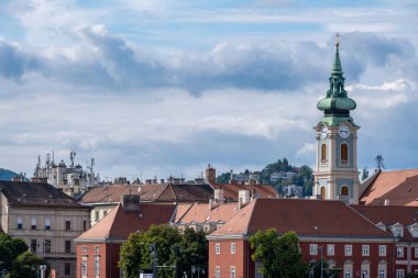 Budapeşte, Macaristan - 1 Eylül 2022: Budapeşte 'de kilise ve geleneksel evler