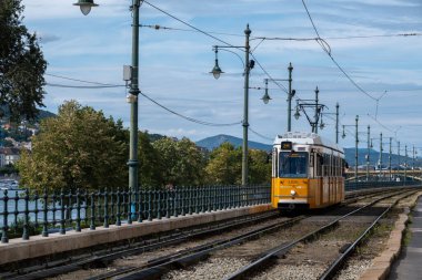 Budapeşte, Macaristan - 1 Eylül 2022: Budapeşte 'de sarı bir tramvay