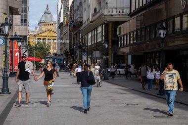 Budapeşte, Macaristan - 1 Eylül 2022: Fashion Street Budapeşte moda butikleri, restoranları ve barları olan sadece yayalara ait bir cadde