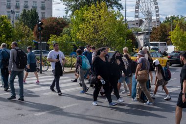 Budapeşte, Macaristan - 1 Eylül 2022: Pest 'te bir kavşakta yürüyen insanlar