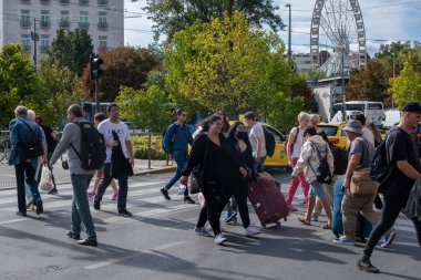 Budapeşte, Macaristan - 1 Eylül 2022: Pest 'te bir kavşakta yürüyen insanlar