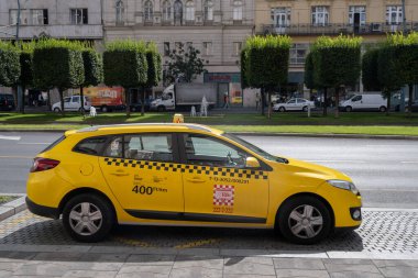 Budapeşte, Macaristan - 1 Eylül 2022: Budapeşte şehir merkezine park edilmiş sarı taksi
