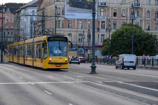 Budapeşte, Macaristan - 1 Eylül 2022: Margaret Köprüsü üzerinde sarı bir tramvay