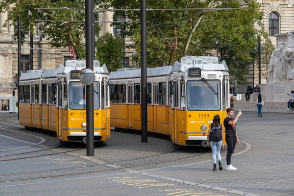 Budapest Hungría Septiembre 2022 Dos Tranvías Amarillos Budapest — Foto de Stock