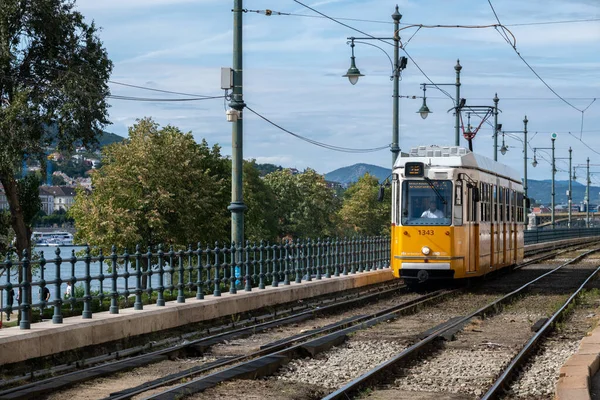 Budapeşte, Macaristan - 1 Eylül 2022: Budapeşte şehir merkezinde sarı bir tramvay