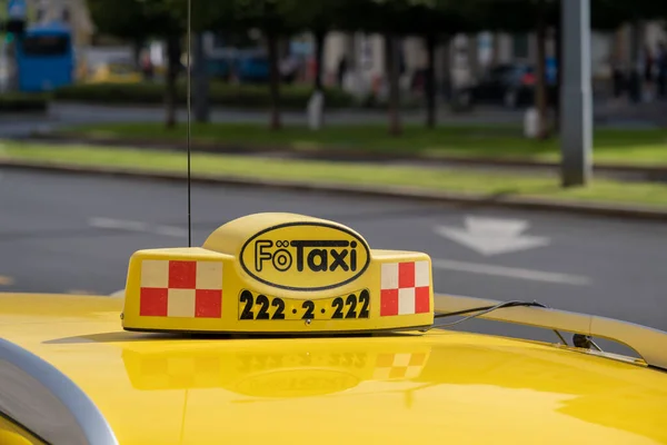 Budapešť Maďarsko Září 2022 Přihlaste Střeše Žlutého Taxi Zaparkovaného Centru — Stock fotografie