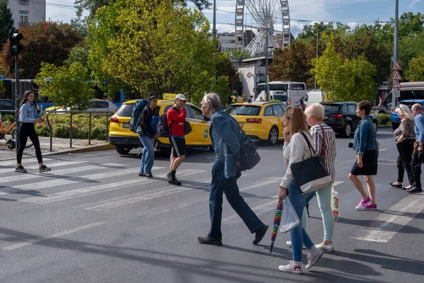Budapest Hungría Septiembre 2022 Personas Caminando Través Una Intersección Pest — Foto de Stock