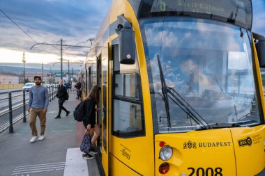 Budapeşte, Macaristan - 2 Eylül 2022: Margaret Köprüsü üzerinde sarı bir tramvay