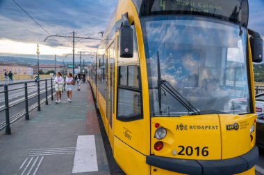 Budapeşte, Macaristan - 2 Eylül 2022: Margaret Köprüsü üzerinde sarı bir tramvay